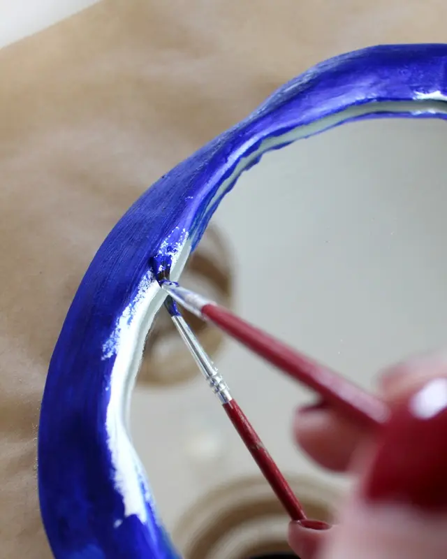 Wer von euch kann sich auch so schlecht von (alten) Sachen trennen? Bei diesen alten Spiegeln hat mein Opa vor Jahren den Rand bemalt und ich konnte sie einfach nicht wegwerfen. Passend zum aktuellen Dopamin Deko Trend sind sie mir wieder eingefallen und sie eigenen sich perfekt, um daraus stylische Upcycling Spiegel zu machen. Ich zeige dir, wie du mit etwas Farbe, Modelliermasse und Holzkugeln deine Spiegel verschönern kannst. Spiegel verschönern mit Modelliermasse | Tinkerhome - Einfache DIYs für dein Zuhause