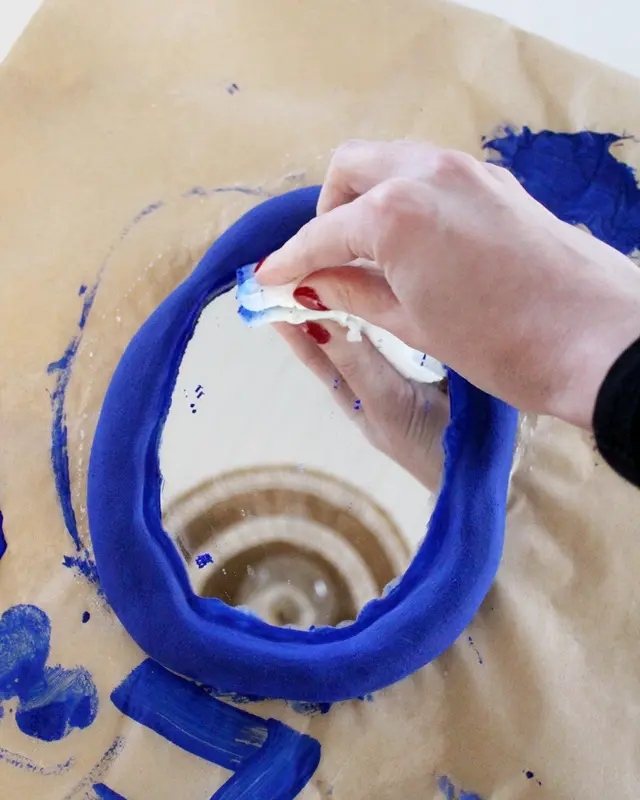 Wer von euch kann sich auch so schlecht von (alten) Sachen trennen? Bei diesen alten Spiegeln hat mein Opa vor Jahren den Rand bemalt und ich konnte sie einfach nicht wegwerfen. Passend zum aktuellen Dopamin Deko Trend sind sie mir wieder eingefallen und sie eigenen sich perfekt, um daraus stylische Upcycling Spiegel zu machen. Ich zeige dir, wie du mit etwas Farbe, Modelliermasse und Holzkugeln deine Spiegel verschönern kannst. Spiegel Upcycling mit Modelliermasse - Dopamin Deko | Tinkerhome - Einfache DIYs für dein Zuhause