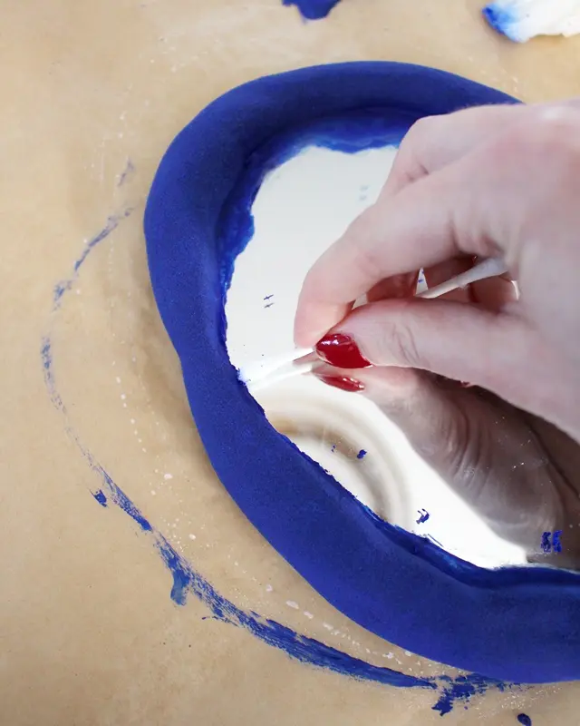 Wer von euch kann sich auch so schlecht von (alten) Sachen trennen? Bei diesen alten Spiegeln hat mein Opa vor Jahren den Rand bemalt und ich konnte sie einfach nicht wegwerfen. Passend zum aktuellen Dopamin Deko Trend sind sie mir wieder eingefallen und sie eigenen sich perfekt, um daraus stylische Upcycling Spiegel zu machen. Ich zeige dir, wie du mit etwas Farbe, Modelliermasse und Holzkugeln deine Spiegel verschönern kannst. Spiegel Upcycling mit Modelliermasse - Dopamine Decor | Tinkerhome - Einfache DIYs für dein Zuhause