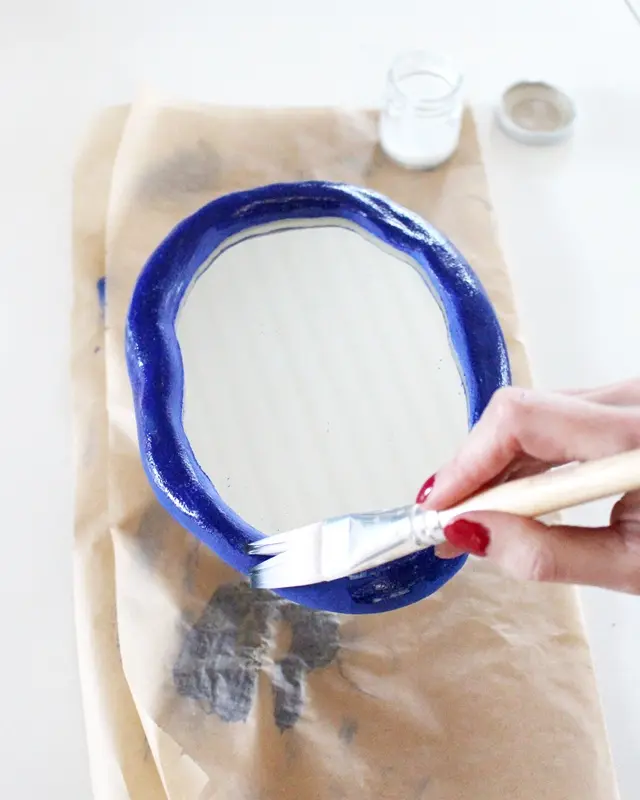 Wer von euch kann sich auch so schlecht von (alten) Sachen trennen? Bei diesen alten Spiegeln hat mein Opa vor Jahren den Rand bemalt und ich konnte sie einfach nicht wegwerfen. Passend zum aktuellen Dopamin Deko Trend sind sie mir wieder eingefallen und sie eigenen sich perfekt, um daraus stylische Upcycling Spiegel zu machen. Ich zeige dir, wie du mit etwas Farbe, Modelliermasse und Holzkugeln deine Spiegel verschönern kannst. Spiegel Upcycling mit Modelliermasse - Dopamin Deko | Tinkerhome - Einfache DIYs für dein Zuhause