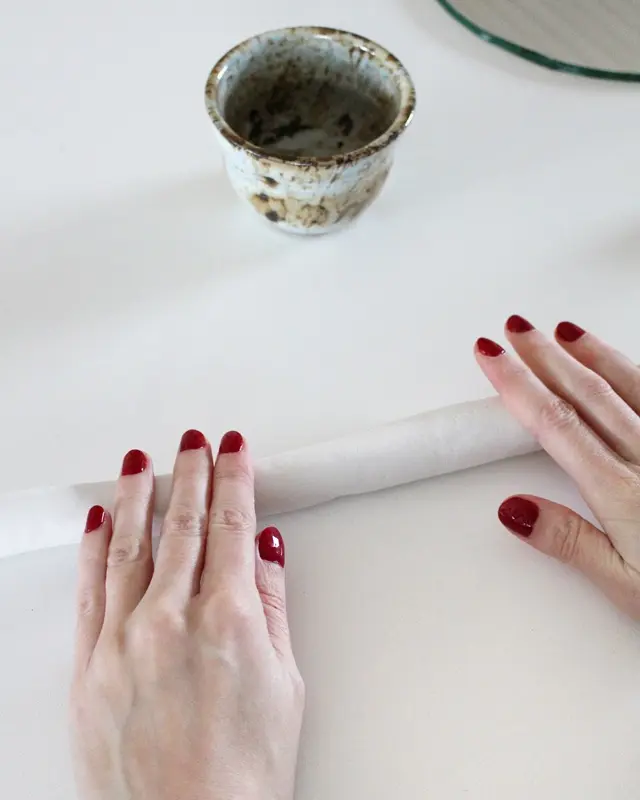 Wer von euch kann sich auch so schlecht von (alten) Sachen trennen? Bei diesen alten Spiegeln hat mein Opa vor Jahren den Rand bemalt und ich konnte sie einfach nicht wegwerfen. Passend zum aktuellen Dopamin Deko Trend sind sie mir wieder eingefallen und sie eigenen sich perfekt, um daraus stylische Upcycling Spiegel zu machen. Ich zeige dir, wie du mit etwas Farbe, Modelliermasse und Holzkugeln deine Spiegel verschönern kannst. Spiegel verschönern mit Modelliermasse | Tinkerhome - Einfache DIYs für dein Zuhause