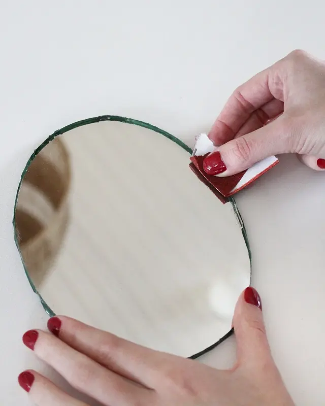 Wer von euch kann sich auch so schlecht von (alten) Sachen trennen? Bei diesen alten Spiegeln hat mein Opa vor Jahren den Rand bemalt und ich konnte sie einfach nicht wegwerfen. Passend zum aktuellen Dopamin Deko Trend sind sie mir wieder eingefallen und sie eigenen sich perfekt, um daraus stylische Upcycling Spiegel zu machen. Ich zeige dir, wie du mit etwas Farbe, Modelliermasse und Holzkugeln deine Spiegel verschönern kannst. Spiegel verschönern mit Modelliermasse | Tinkerhome - Einfache DIYs für dein Zuhause