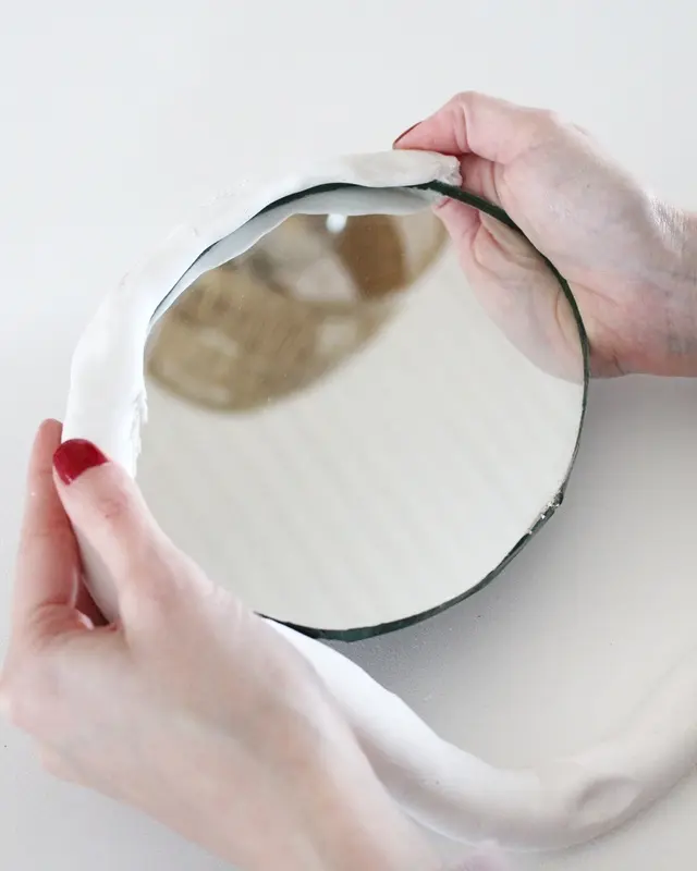 Wer von euch kann sich auch so schlecht von (alten) Sachen trennen? Bei diesen alten Spiegeln hat mein Opa vor Jahren den Rand bemalt und ich konnte sie einfach nicht wegwerfen. Passend zum aktuellen Dopamin Deko Trend sind sie mir wieder eingefallen und sie eigenen sich perfekt, um daraus stylische Upcycling Spiegel zu machen. Ich zeige dir, wie du mit etwas Farbe, Modelliermasse und Holzkugeln deine Spiegel verschönern kannst. Spiegel verschönern mit Modelliermasse | Tinkerhome - Einfache DIYs für dein Zuhause