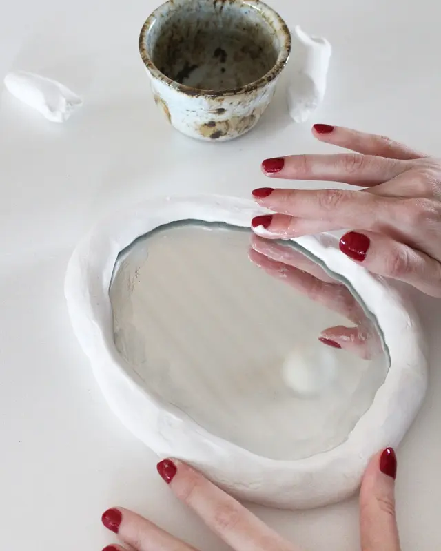 Wer von euch kann sich auch so schlecht von (alten) Sachen trennen? Bei diesen alten Spiegeln hat mein Opa vor Jahren den Rand bemalt und ich konnte sie einfach nicht wegwerfen. Passend zum aktuellen Dopamin Deko Trend sind sie mir wieder eingefallen und sie eigenen sich perfekt, um daraus stylische Upcycling Spiegel zu machen. Ich zeige dir, wie du mit etwas Farbe, Modelliermasse und Holzkugeln deine Spiegel verschönern kannst. Spiegel verschönern mit Modelliermasse | Tinkerhome - Einfache DIYs für dein Zuhause