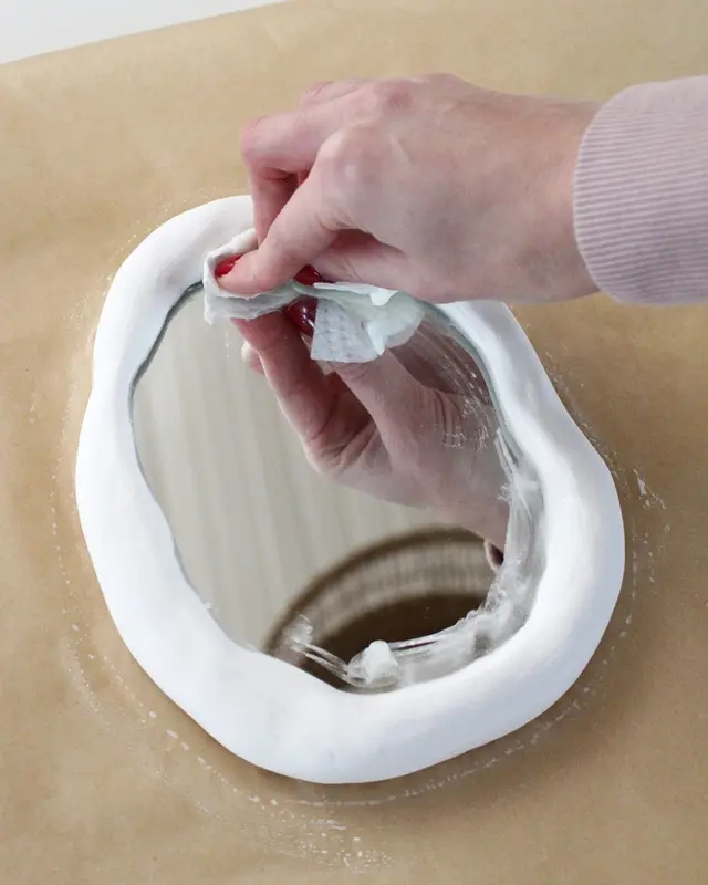 Wer von euch kann sich auch so schlecht von (alten) Sachen trennen? Bei diesen alten Spiegeln hat mein Opa vor Jahren den Rand bemalt und ich konnte sie einfach nicht wegwerfen. Passend zum aktuellen Dopamin Deko Trend sind sie mir wieder eingefallen und sie eigenen sich perfekt, um daraus stylische Upcycling Spiegel zu machen. Ich zeige dir, wie du mit etwas Farbe, Modelliermasse und Holzkugeln deine Spiegel verschönern kannst. Spiegel verschönern mit Modelliermasse | Tinkerhome - Einfache DIYs für dein Zuhause