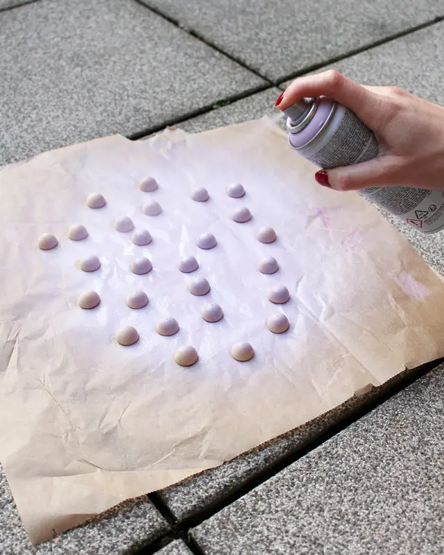 Wer von euch kann sich auch so schlecht von (alten) Sachen trennen? Bei diesen alten Spiegeln hat mein Opa vor Jahren den Rand bemalt und ich konnte sie einfach nicht wegwerfen. Passend zum aktuellen Dopamin Deko Trend sind sie mir wieder eingefallen und sie eigenen sich perfekt, um daraus stylische Upcycling Spiegel zu machen. Ich zeige dir, wie du mit etwas Farbe, Modelliermasse und Holzkugeln deine Spiegel verschönern kannst. Upcycling Spiegel im Dopamin Deko Style | Tinkerhome - Einfache DIYs für dein Zuhause