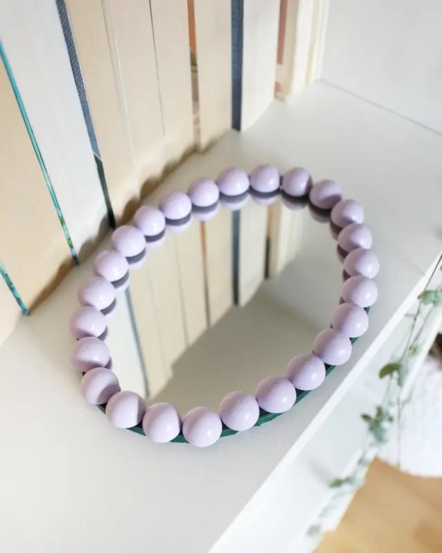 Wer von euch kann sich auch so schlecht von (alten) Sachen trennen? Bei diesen alten Spiegeln hat mein Opa vor Jahren den Rand bemalt und ich konnte sie einfach nicht wegwerfen. Passend zum aktuellen Dopamin Deko Trend sind sie mir wieder eingefallen und sie eigenen sich perfekt, um daraus stylische Upcycling Spiegel zu machen. Ich zeige dir, wie du mit etwas Farbe, Modelliermasse und Holzkugeln deine Spiegel verschönern kannst. Upcycling Spiegel als Tablett