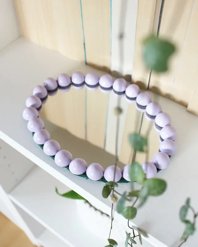 Wer von euch kann sich auch so schlecht von (alten) Sachen trennen? Bei diesen alten Spiegeln hat mein Opa vor Jahren den Rand bemalt und ich konnte sie einfach nicht wegwerfen. Passend zum aktuellen Dopamin Deko Trend sind sie mir wieder eingefallen und sie eigenen sich perfekt, um daraus stylische Upcycling Spiegel zu machen. Ich zeige dir, wie du mit etwas Farbe, Modelliermasse und Holzkugeln deine Spiegel verschönern kannst. DIY Upcycling Spiegel - Dopamin Deko