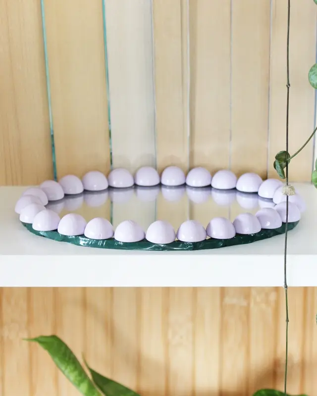 Wer von euch kann sich auch so schlecht von (alten) Sachen trennen? Bei diesen alten Spiegeln hat mein Opa vor Jahren den Rand bemalt und ich konnte sie einfach nicht wegwerfen. Passend zum aktuellen Dopamin Deko Trend sind sie mir wieder eingefallen und sie eigenen sich perfekt, um daraus stylische Upcycling Spiegel zu machen. Ich zeige dir, wie du mit etwas Farbe, Modelliermasse und Holzkugeln deine Spiegel verschönern kannst. Upcycling Spiegel - Dopamin Deko