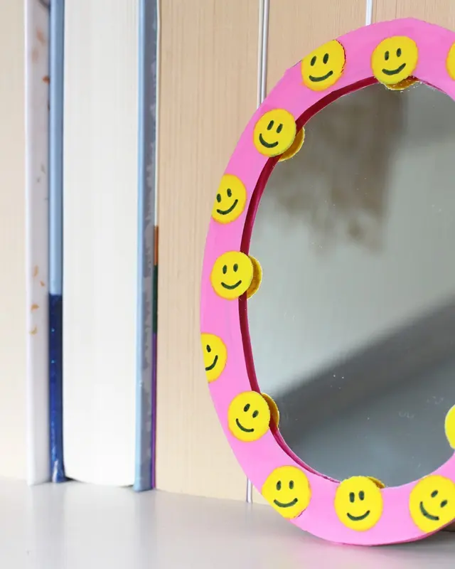 Wer von euch kann sich auch so schlecht von (alten) Sachen trennen? Bei diesen alten Spiegeln hat mein Opa vor Jahren den Rand bemalt und ich konnte sie einfach nicht wegwerfen. Passend zum aktuellen Dopamin Deko Trend sind sie mir wieder eingefallen und sie eigenen sich perfekt, um daraus stylische Upcycling Spiegel zu machen. Ich zeige dir, wie du mit etwas Farbe, Modelliermasse und Holzkugeln deine Spiegel verschönern kannst. Upcycling Spiegel mit pinkem Rand und gelben Smileys - Dopamin Deko
