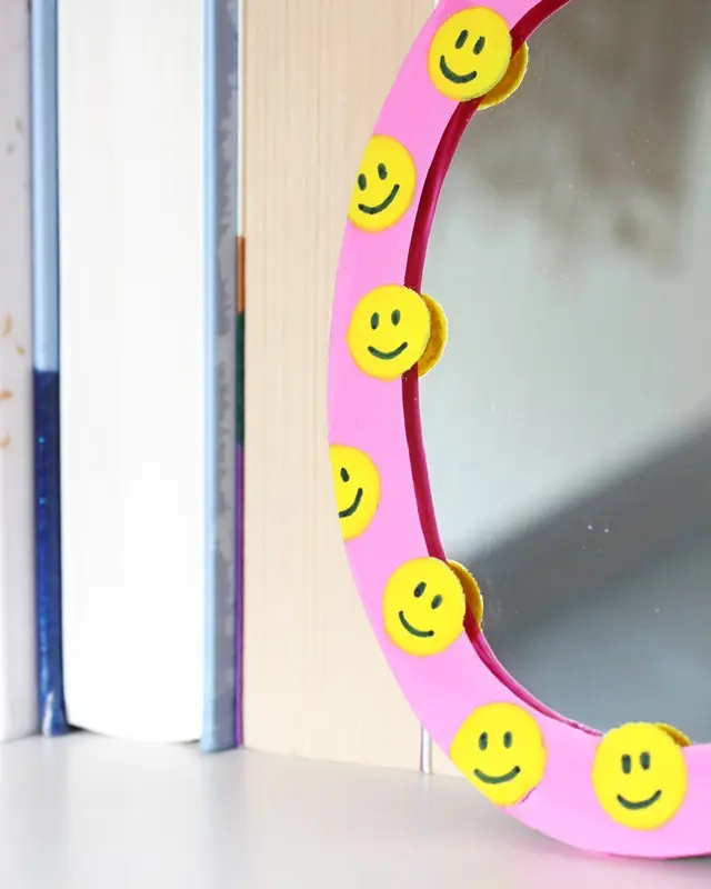 Wer von euch kann sich auch so schlecht von (alten) Sachen trennen? Bei diesen alten Spiegeln hat mein Opa vor Jahren den Rand bemalt und ich konnte sie einfach nicht wegwerfen. Passend zum aktuellen Dopamin Deko Trend sind sie mir wieder eingefallen und sie eigenen sich perfekt, um daraus stylische Upcycling Spiegel zu machen. Ich zeige dir, wie du mit etwas Farbe, Modelliermasse und Holzkugeln deine Spiegel verschönern kannst. Upcycling Spiegel mit Smileys - Gute Laune Deko