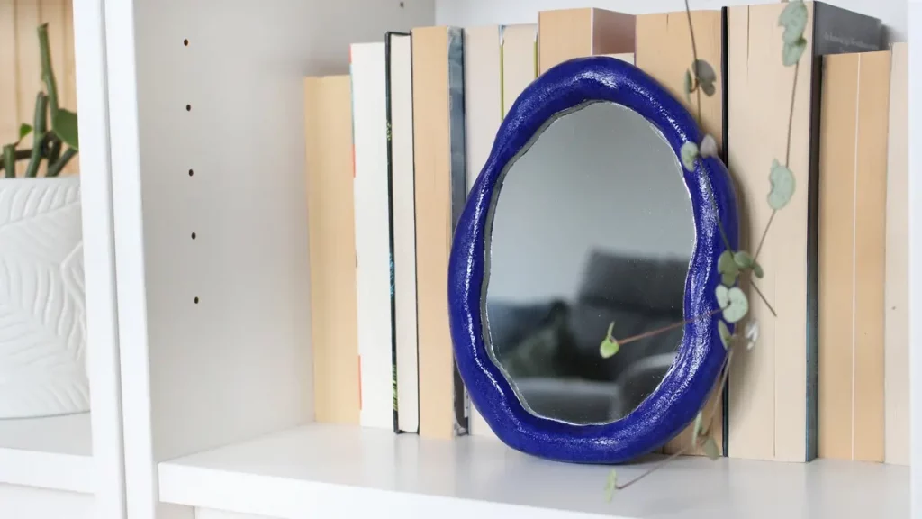 Wer von euch kann sich auch so schlecht von (alten) Sachen trennen? Bei diesen alten Spiegeln hat mein Opa vor Jahren den Rand bemalt und ich konnte sie einfach nicht wegwerfen. Passend zum aktuellen Dopamin Deko Trend sind sie mir wieder eingefallen und sie eigenen sich perfekt, um daraus stylische Upcycling Spiegel zu machen. Ich zeige dir, wie du mit etwas Farbe, Modelliermasse und Holzkugeln deine Spiegel verschönern kannst. Upcycling Spiegel mit Modelliermasse | Tinkerhome - Einfache DIYs für dein Zuhause