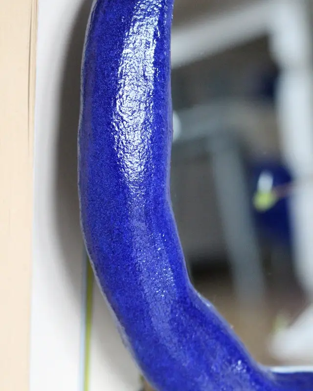 Wer von euch kann sich auch so schlecht von (alten) Sachen trennen? Bei diesen alten Spiegeln hat mein Opa vor Jahren den Rand bemalt und ich konnte sie einfach nicht wegwerfen. Passend zum aktuellen Dopamin Deko Trend sind sie mir wieder eingefallen und sie eigenen sich perfekt, um daraus stylische Upcycling Spiegel zu machen. Ich zeige dir, wie du mit etwas Farbe, Modelliermasse und Holzkugeln deine Spiegel verschönern kannst. Upcycling Spiegel mit Modelliermasse | Tinkerhome - Einfache DIYs für dein Zuhause