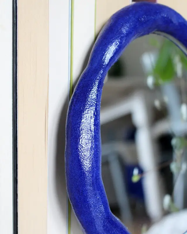 Wer von euch kann sich auch so schlecht von (alten) Sachen trennen? Bei diesen alten Spiegeln hat mein Opa vor Jahren den Rand bemalt und ich konnte sie einfach nicht wegwerfen. Passend zum aktuellen Dopamin Deko Trend sind sie mir wieder eingefallen und sie eigenen sich perfekt, um daraus stylische Upcycling Spiegel zu machen. Ich zeige dir, wie du mit etwas Farbe, Modelliermasse und Holzkugeln deine Spiegel verschönern kannst. Upcycling Spiegel mit Modelliermasse - Dopamin Deko | Tinkerhome - Einfache DIYs für dein Zuhause