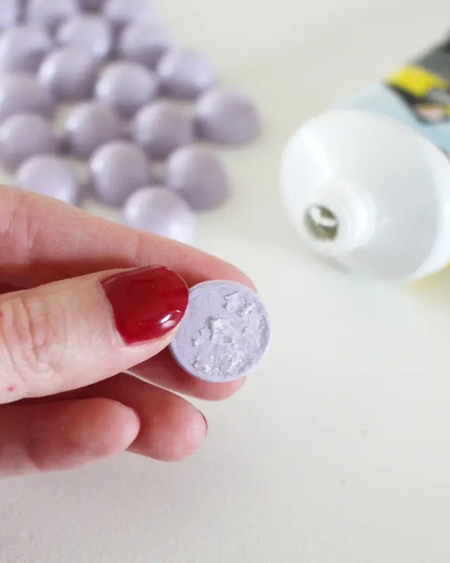 Wer von euch kann sich auch so schlecht von (alten) Sachen trennen? Bei diesen alten Spiegeln hat mein Opa vor Jahren den Rand bemalt und ich konnte sie einfach nicht wegwerfen. Passend zum aktuellen Dopamin Deko Trend sind sie mir wieder eingefallen und sie eigenen sich perfekt, um daraus stylische Upcycling Spiegel zu machen. Ich zeige dir, wie du mit etwas Farbe, Modelliermasse und Holzkugeln deine Spiegel verschönern kannst. Upcycling Spiegel im Dopamin Deko Style