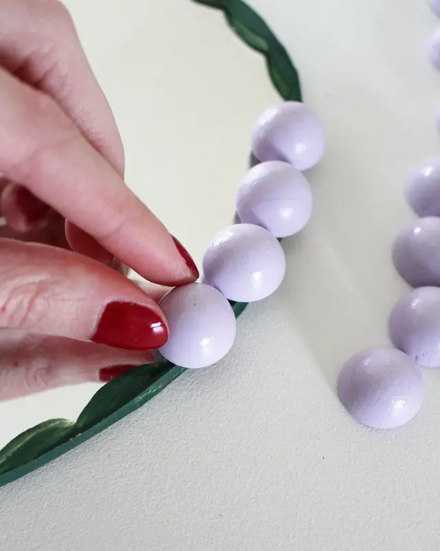 Wer von euch kann sich auch so schlecht von (alten) Sachen trennen? Bei diesen alten Spiegeln hat mein Opa vor Jahren den Rand bemalt und ich konnte sie einfach nicht wegwerfen. Passend zum aktuellen Dopamin Deko Trend sind sie mir wieder eingefallen und sie eigenen sich perfekt, um daraus stylische Upcycling Spiegel zu machen. Ich zeige dir, wie du mit etwas Farbe, Modelliermasse und Holzkugeln deine Spiegel verschönern kannst. Upcycling Spiegel im Dopamin Deko Style