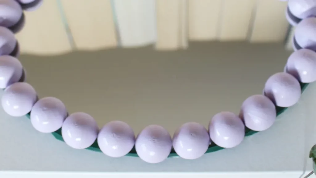 Wer von euch kann sich auch so schlecht von (alten) Sachen trennen? Bei diesen alten Spiegeln hat mein Opa vor Jahren den Rand bemalt und ich konnte sie einfach nicht wegwerfen. Passend zum aktuellen Dopamin Deko Trend sind sie mir wieder eingefallen und sie eigenen sich perfekt, um daraus stylische Upcycling Spiegel zu machen. Ich zeige dir, wie du mit etwas Farbe, Modelliermasse und Holzkugeln deine Spiegel verschönern kannst. Dopamin Deko - Upcycling Spiegel mit halben bunten Holzkugeln