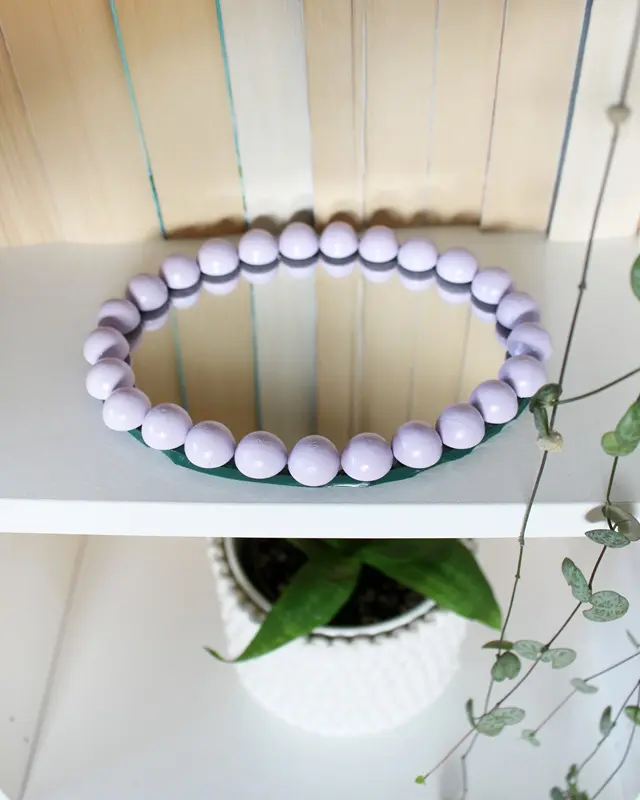 Wer von euch kann sich auch so schlecht von (alten) Sachen trennen? Bei diesen alten Spiegeln hat mein Opa vor Jahren den Rand bemalt und ich konnte sie einfach nicht wegwerfen. Passend zum aktuellen Dopamin Deko Trend sind sie mir wieder eingefallen und sie eigenen sich perfekt, um daraus stylische Upcycling Spiegel zu machen. Ich zeige dir, wie du mit etwas Farbe, Modelliermasse und Holzkugeln deine Spiegel verschönern kannst. Dopamin Deko - Upcycling Spiegel mit halben bunten Holzkugeln