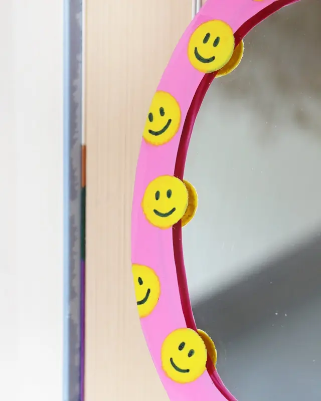 Wer von euch kann sich auch so schlecht von (alten) Sachen trennen? Bei diesen alten Spiegeln hat mein Opa vor Jahren den Rand bemalt und ich konnte sie einfach nicht wegwerfen. Passend zum aktuellen Dopamin Deko Trend sind sie mir wieder eingefallen und sie eigenen sich perfekt, um daraus stylische Upcycling Spiegel zu machen. Ich zeige dir, wie du mit etwas Farbe, Modelliermasse und Holzkugeln deine Spiegel verschönern kannst. Upcycling Spiegel mit Smileys - Gute Laune Deko