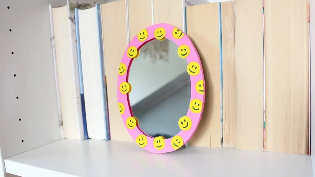 Wer von euch kann sich auch so schlecht von (alten) Sachen trennen? Bei diesen alten Spiegeln hat mein Opa vor Jahren den Rand bemalt und ich konnte sie einfach nicht wegwerfen. Passend zum aktuellen Dopamin Deko Trend sind sie mir wieder eingefallen und sie eigenen sich perfekt, um daraus stylische Upcycling Spiegel zu machen. Ich zeige dir, wie du mit etwas Farbe, Modelliermasse und Holzkugeln deine Spiegel verschönern kannst. Upcycling Spiegel mit Smileys - Gute Laune Deko