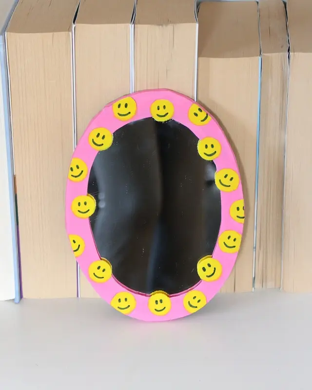 Wer von euch kann sich auch so schlecht von (alten) Sachen trennen? Bei diesen alten Spiegeln hat mein Opa vor Jahren den Rand bemalt und ich konnte sie einfach nicht wegwerfen. Passend zum aktuellen Dopamin Deko Trend sind sie mir wieder eingefallen und sie eigenen sich perfekt, um daraus stylische Upcycling Spiegel zu machen. Ich zeige dir, wie du mit etwas Farbe, Modelliermasse und Holzkugeln deine Spiegel verschönern kannst. Spiegel verschönern mit Farbe | Tinkerhome - Einfach DIYs für dein Zuhause