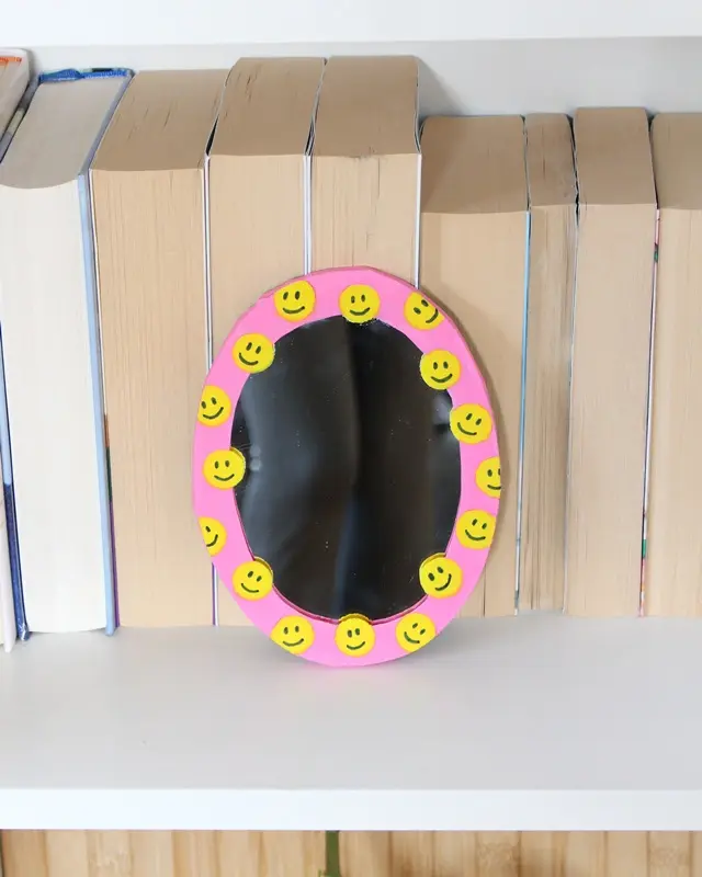 Wer von euch kann sich auch so schlecht von (alten) Sachen trennen? Bei diesen alten Spiegeln hat mein Opa vor Jahren den Rand bemalt und ich konnte sie einfach nicht wegwerfen. Passend zum aktuellen Dopamin Deko Trend sind sie mir wieder eingefallen und sie eigenen sich perfekt, um daraus stylische Upcycling Spiegel zu machen. Ich zeige dir, wie du mit etwas Farbe, Modelliermasse und Holzkugeln deine Spiegel verschönern kannst. Spiegel verschönern mit Farbe | Tinkerhome - Einfach DIYs für dein Zuhause