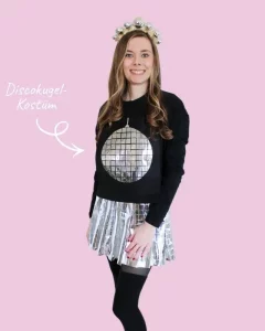 Auf meinem YouTube-Kanal findest du einige einfache DIYs, die du auch auf meinem Blog findest, aber auch Bastelideen, die du hier nicht findest. Es lohnt sich also vorbeizuschauen und mehr Ideen zu entdecken. Es gibt dort sowohl sehr ausführliche Anleitungen mit einer Menge Tipps und Tricks, als auch kurze Bastelvideos mit einfachen DIYs zum schnellen Nachbasteln. Discokugel Kostüm basteln – Dopamin Trend für Karneval & Halloween