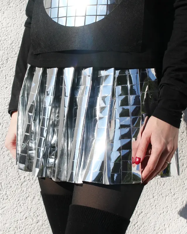 Im Moment sieht man sie ÜBERALL: Discokugeln und Dekorationen aus Spiegelfliesen. Wer meinen Blog verfolgt, weiß, dass ich ein riesiger Fan vom Dopamin Deko Trend bin. Ich habe selber viele kleine Discokugeln dekoriert und Dekoelemente mit Spiegelfliesen beklebt, die so einfach sofort gute Laune machen. Und da dachte mir: Warum den Deko-Trend nicht auch für Karneval nutzen? Also habe ich überlegt, wie ich am besten ein Discokugel Kostüm basteln kann, das auch wirklich funkelt und praktisch zugleich ist. Discokugel Kostüm basteln - Dopamin Trend für Karneval & Halloween - discokugel kostuem selbermachen 1