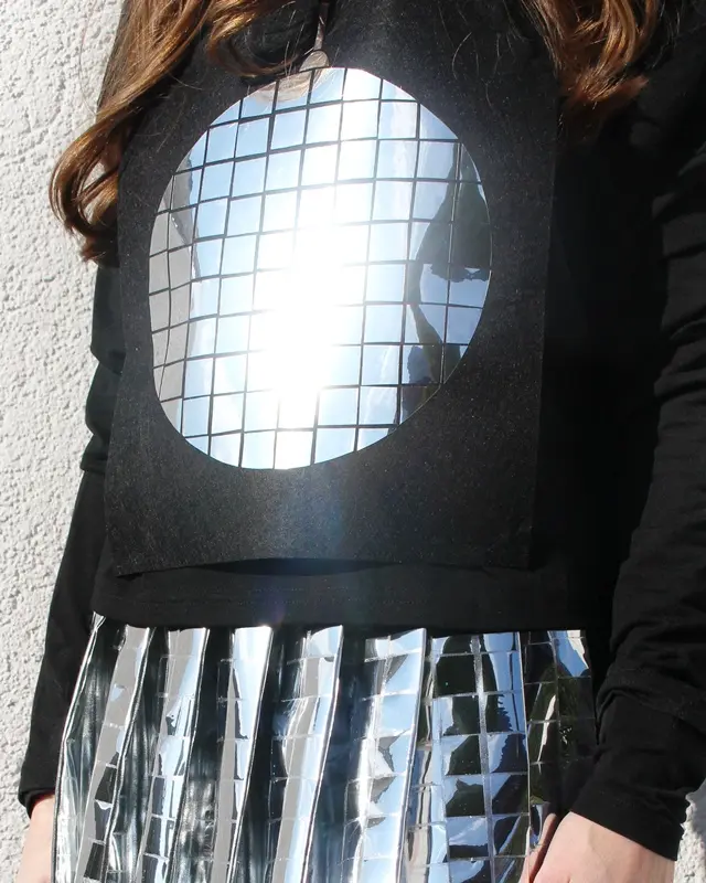 Im Moment sieht man sie ÜBERALL: Discokugeln und Dekorationen aus Spiegelfliesen. Wer meinen Blog verfolgt, weiß, dass ich ein riesiger Fan vom Dopamin Deko Trend bin. Ich habe selber viele kleine Discokugeln dekoriert und Dekoelemente mit Spiegelfliesen beklebt, die so einfach sofort gute Laune machen. Und da dachte mir: Warum den Deko-Trend nicht auch für Karneval nutzen? Also habe ich überlegt, wie ich am besten ein Discokugel Kostüm basteln kann, das auch wirklich funkelt und praktisch zugleich ist. Discokugel Kostüm basteln - Dopamin Trend für Karneval & Halloween - discokugel kostuem selbermachen 2