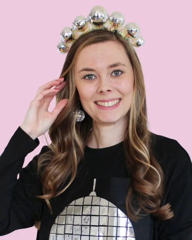 Im Moment sieht man sie ÜBERALL: Discokugeln und Dekorationen aus Spiegelfliesen. Wer meinen Blog verfolgt, weiß, dass ich ein riesiger Fan vom Dopamin Deko Trend bin. Ich habe selber viele kleine Discokugeln dekoriert und Dekoelemente mit Spiegelfliesen beklebt, die so einfach sofort gute Laune machen. Und da dachte mir: Warum den Deko-Trend nicht auch für Karneval nutzen? Also habe ich überlegt, wie ich am besten ein Discokugel Kostüm basteln kann, das auch wirklich funkelt und praktisch zugleich ist. Discokugel Kostüm basteln - Dopamin Trend für Karneval & Halloween - discokugel kostuem selbermachen 3