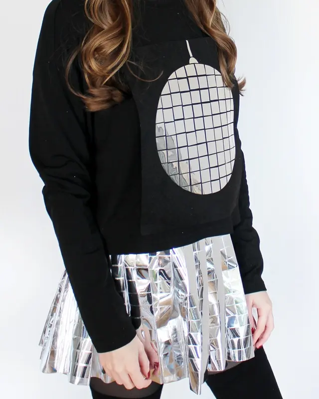 Im Moment sieht man sie ÜBERALL: Discokugeln und Dekorationen aus Spiegelfliesen. Wer meinen Blog verfolgt, weiß, dass ich ein riesiger Fan vom Dopamin Deko Trend bin. Ich habe selber viele kleine Discokugeln dekoriert und Dekoelemente mit Spiegelfliesen beklebt, die so einfach sofort gute Laune machen. Und da dachte mir: Warum den Deko-Trend nicht auch für Karneval nutzen? Also habe ich überlegt, wie ich am besten ein Discokugel Kostüm basteln kann, das auch wirklich funkelt und praktisch zugleich ist. Discokugel Kostüm basteln - Dopamin Trend für Karneval & Halloween - diy discokugel kostuem basteln 2