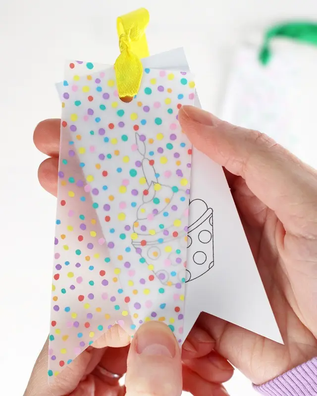 Du hast das perfekte Geschenk ausgewählt und es ist sorgfältig eingepackt, aber etwas fehlt noch, um es wirklich besonders zu machen - ein persönlicher DIY Geschenkanhänger! Statt einen langweiligen, gekauften Anhänger zu verwenden, warum nicht etwas Kreatives und Einzigartiges gestalten? In diesem Beitrag zeige ich dir, wie du mit wenigen Materialien wunderschöne Geschenkanhänger aus Papier basteln kannst. Ich habe außerdem Vorlagen erstellt, die du kostenlos verwenden kannst. Kreative DIY Geschenkanhänger aus Papier zum Ausdrucken - diy geschenkanhaenger aus papier 1