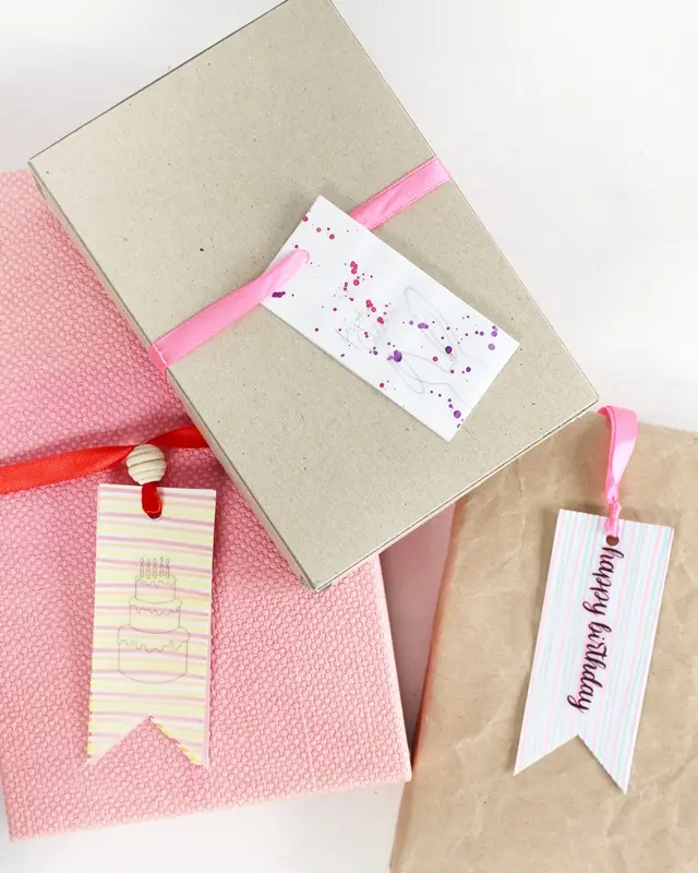 Du hast das perfekte Geschenk ausgewählt und es ist sorgfältig eingepackt, aber etwas fehlt noch, um es wirklich besonders zu machen - ein persönlicher DIY Geschenkanhänger! Statt einen langweiligen, gekauften Anhänger zu verwenden, warum nicht etwas Kreatives und Einzigartiges gestalten? In diesem Beitrag zeige ich dir, wie du mit wenigen Materialien wunderschöne Geschenkanhänger aus Papier basteln kannst. Ich habe außerdem Vorlagen erstellt, die du kostenlos verwenden kannst. Kreative DIY Geschenkanhänger aus Papier zum Ausdrucken - diy geschenkanhaenger aus papier 11