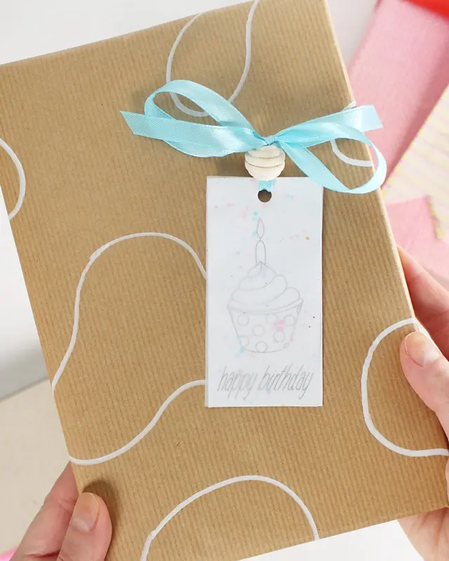 Du hast das perfekte Geschenk ausgewählt und es ist sorgfältig eingepackt, aber etwas fehlt noch, um es wirklich besonders zu machen - ein persönlicher DIY Geschenkanhänger! Statt einen langweiligen, gekauften Anhänger zu verwenden, warum nicht etwas Kreatives und Einzigartiges gestalten? In diesem Beitrag zeige ich dir, wie du mit wenigen Materialien wunderschöne Geschenkanhänger aus Papier basteln kannst. Ich habe außerdem Vorlagen erstellt, die du kostenlos verwenden kannst. Kreative DIY Geschenkanhänger aus Papier zum Ausdrucken - diy geschenkanhaenger aus papier 13