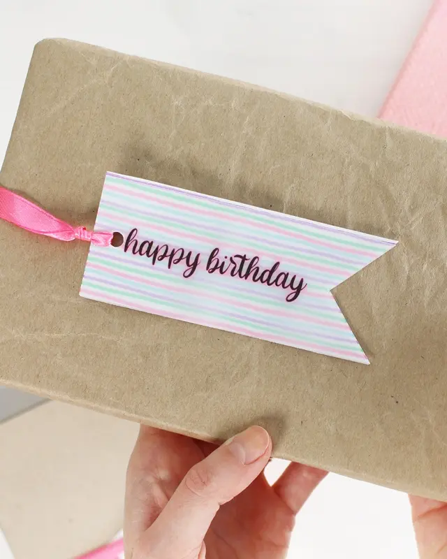 Du hast das perfekte Geschenk ausgewählt und es ist sorgfältig eingepackt, aber etwas fehlt noch, um es wirklich besonders zu machen - ein persönlicher DIY Geschenkanhänger! Statt einen langweiligen, gekauften Anhänger zu verwenden, warum nicht etwas Kreatives und Einzigartiges gestalten? In diesem Beitrag zeige ich dir, wie du mit wenigen Materialien wunderschöne Geschenkanhänger aus Papier basteln kannst. Ich habe außerdem Vorlagen erstellt, die du kostenlos verwenden kannst. Kreative DIY Geschenkanhänger aus Papier zum Ausdrucken - diy geschenkanhaenger aus papier 18