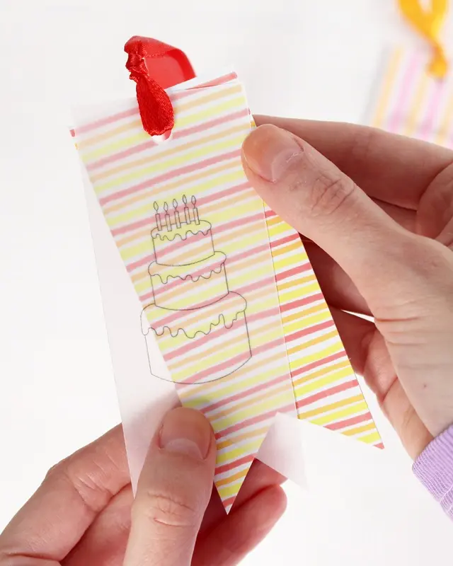 Du hast das perfekte Geschenk ausgewählt und es ist sorgfältig eingepackt, aber etwas fehlt noch, um es wirklich besonders zu machen - ein persönlicher DIY Geschenkanhänger! Statt einen langweiligen, gekauften Anhänger zu verwenden, warum nicht etwas Kreatives und Einzigartiges gestalten? In diesem Beitrag zeige ich dir, wie du mit wenigen Materialien wunderschöne Geschenkanhänger aus Papier basteln kannst. Ich habe außerdem Vorlagen erstellt, die du kostenlos verwenden kannst. Kreative DIY Geschenkanhänger aus Papier zum Ausdrucken - diy geschenkanhaenger aus papier 2