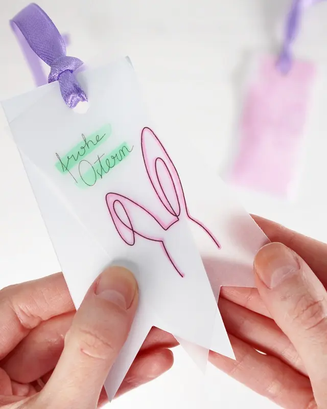 Du hast das perfekte Geschenk ausgewählt und es ist sorgfältig eingepackt, aber etwas fehlt noch, um es wirklich besonders zu machen - ein persönlicher DIY Geschenkanhänger! Statt einen langweiligen, gekauften Anhänger zu verwenden, warum nicht etwas Kreatives und Einzigartiges gestalten? In diesem Beitrag zeige ich dir, wie du mit wenigen Materialien wunderschöne Geschenkanhänger aus Papier basteln kannst. Ich habe außerdem Vorlagen erstellt, die du kostenlos verwenden kannst. Kreative DIY Geschenkanhänger aus Papier zum Ausdrucken - diy geschenkanhaenger aus papier 4