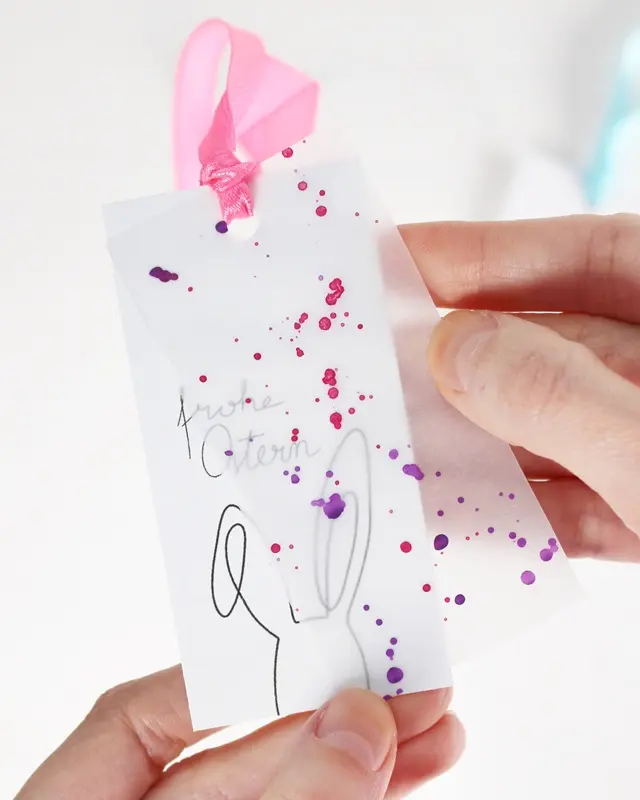 Du hast das perfekte Geschenk ausgewählt und es ist sorgfältig eingepackt, aber etwas fehlt noch, um es wirklich besonders zu machen - ein persönlicher DIY Geschenkanhänger! Statt einen langweiligen, gekauften Anhänger zu verwenden, warum nicht etwas Kreatives und Einzigartiges gestalten? In diesem Beitrag zeige ich dir, wie du mit wenigen Materialien wunderschöne Geschenkanhänger aus Papier basteln kannst. Ich habe außerdem Vorlagen erstellt, die du kostenlos verwenden kannst. Kreative DIY Geschenkanhänger aus Papier zum Ausdrucken - diy geschenkanhaenger aus papier 5