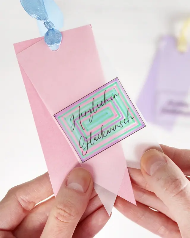 Du hast das perfekte Geschenk ausgewählt und es ist sorgfältig eingepackt, aber etwas fehlt noch, um es wirklich besonders zu machen - ein persönlicher DIY Geschenkanhänger! Statt einen langweiligen, gekauften Anhänger zu verwenden, warum nicht etwas Kreatives und Einzigartiges gestalten? In diesem Beitrag zeige ich dir, wie du mit wenigen Materialien wunderschöne Geschenkanhänger aus Papier basteln kannst. Ich habe außerdem Vorlagen erstellt, die du kostenlos verwenden kannst. Kreative DIY Geschenkanhänger aus Papier zum Ausdrucken - diy geschenkanhaenger aus papier 7