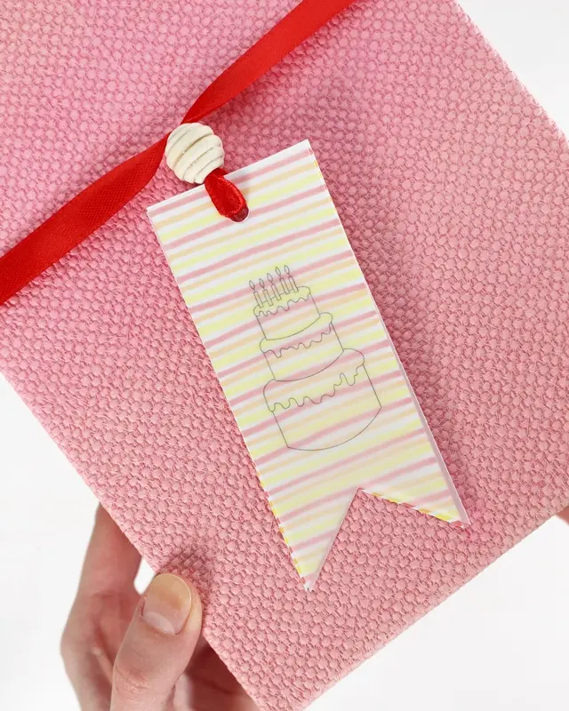 Du hast das perfekte Geschenk ausgewählt und es ist sorgfältig eingepackt, aber etwas fehlt noch, um es wirklich besonders zu machen - ein persönlicher DIY Geschenkanhänger! Statt einen langweiligen, gekauften Anhänger zu verwenden, warum nicht etwas Kreatives und Einzigartiges gestalten? In diesem Beitrag zeige ich dir, wie du mit wenigen Materialien wunderschöne Geschenkanhänger aus Papier basteln kannst. Ich habe außerdem Vorlagen erstellt, die du kostenlos verwenden kannst. Kreative DIY Geschenkanhänger aus Papier zum Ausdrucken - diy geschenkanhaenger aus papier 9