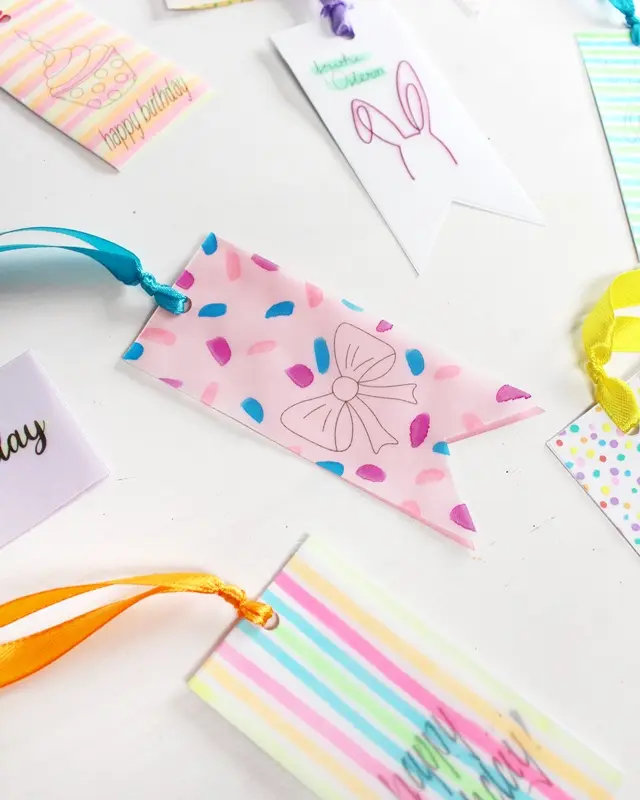 Du hast das perfekte Geschenk ausgewählt und es ist sorgfältig eingepackt, aber etwas fehlt noch, um es wirklich besonders zu machen - ein persönlicher DIY Geschenkanhänger! Statt einen langweiligen, gekauften Anhänger zu verwenden, warum nicht etwas Kreatives und Einzigartiges gestalten? In diesem Beitrag zeige ich dir, wie du mit wenigen Materialien wunderschöne Geschenkanhänger aus Papier basteln kannst. Ich habe außerdem Vorlagen erstellt, die du kostenlos verwenden kannst. Kreative DIY Geschenkanhänger aus Papier zum Ausdrucken - diy geschenkanhaenger aus papier basteln 10