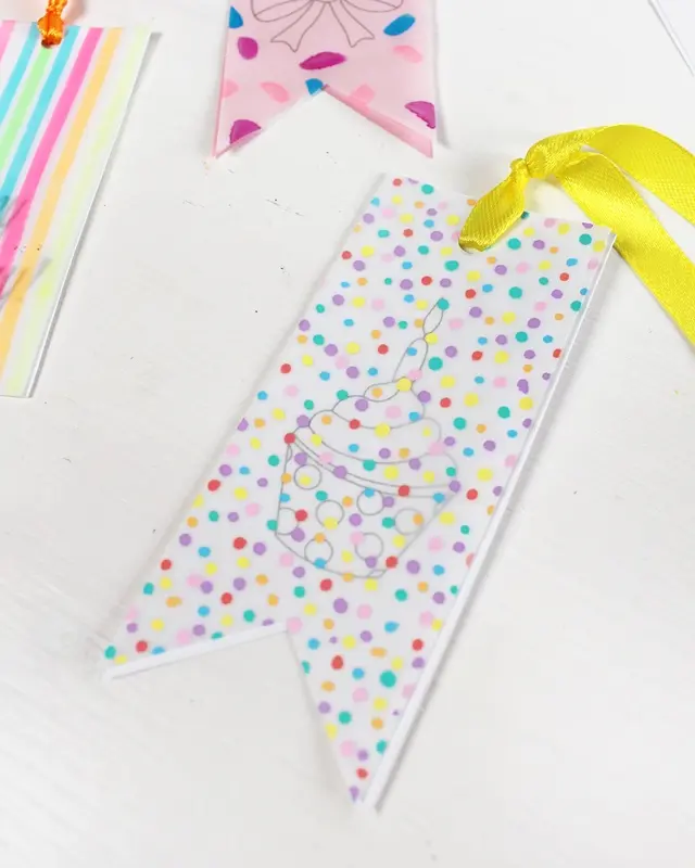 Du hast das perfekte Geschenk ausgewählt und es ist sorgfältig eingepackt, aber etwas fehlt noch, um es wirklich besonders zu machen - ein persönlicher DIY Geschenkanhänger! Statt einen langweiligen, gekauften Anhänger zu verwenden, warum nicht etwas Kreatives und Einzigartiges gestalten? In diesem Beitrag zeige ich dir, wie du mit wenigen Materialien wunderschöne Geschenkanhänger aus Papier basteln kannst. Ich habe außerdem Vorlagen erstellt, die du kostenlos verwenden kannst. Bunte Geschenkanhänger aus Papier basteln | Tinkerhome - Einfache DIYs für dein Zuhause