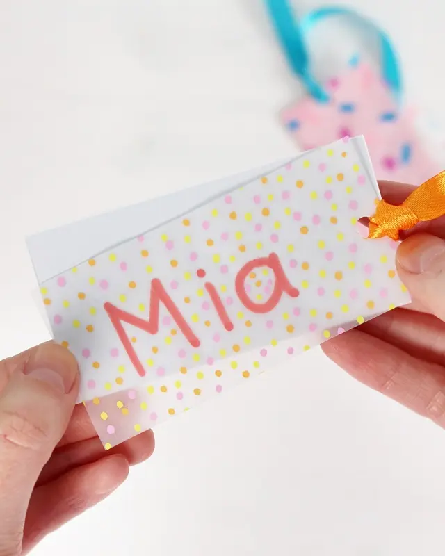 Du hast das perfekte Geschenk ausgewählt und es ist sorgfältig eingepackt, aber etwas fehlt noch, um es wirklich besonders zu machen - ein persönlicher DIY Geschenkanhänger! Statt einen langweiligen, gekauften Anhänger zu verwenden, warum nicht etwas Kreatives und Einzigartiges gestalten? In diesem Beitrag zeige ich dir, wie du mit wenigen Materialien wunderschöne Geschenkanhänger aus Papier basteln kannst. Ich habe außerdem Vorlagen erstellt, die du kostenlos verwenden kannst. Kreative DIY Geschenkanhänger aus Papier zum Ausdrucken - diy geschenkanhaenger aus papier basteln 3