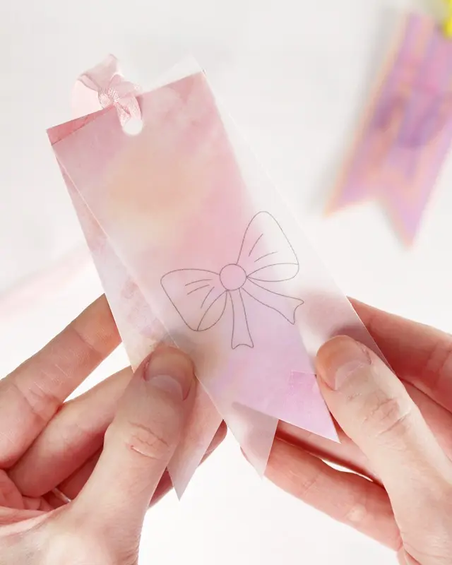 Du hast das perfekte Geschenk ausgewählt und es ist sorgfältig eingepackt, aber etwas fehlt noch, um es wirklich besonders zu machen - ein persönlicher DIY Geschenkanhänger! Statt einen langweiligen, gekauften Anhänger zu verwenden, warum nicht etwas Kreatives und Einzigartiges gestalten? In diesem Beitrag zeige ich dir, wie du mit wenigen Materialien wunderschöne Geschenkanhänger aus Papier basteln kannst. Ich habe außerdem Vorlagen erstellt, die du kostenlos verwenden kannst. Kreative DIY Geschenkanhänger aus Papier zum Ausdrucken - diy geschenkanhaenger aus papier basteln 4