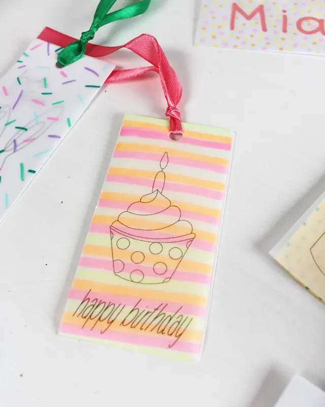 Du hast das perfekte Geschenk ausgewählt und es ist sorgfältig eingepackt, aber etwas fehlt noch, um es wirklich besonders zu machen - ein persönlicher DIY Geschenkanhänger! Statt einen langweiligen, gekauften Anhänger zu verwenden, warum nicht etwas Kreatives und Einzigartiges gestalten? In diesem Beitrag zeige ich dir, wie du mit wenigen Materialien wunderschöne Geschenkanhänger aus Papier basteln kannst. Ich habe außerdem Vorlagen erstellt, die du kostenlos verwenden kannst. Kreative DIY Geschenkanhänger aus Papier zum Ausdrucken - diy geschenkanhaenger aus papier basteln 6