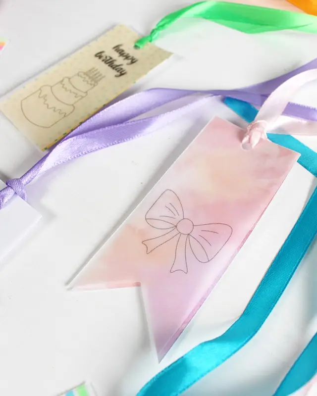 Du hast das perfekte Geschenk ausgewählt und es ist sorgfältig eingepackt, aber etwas fehlt noch, um es wirklich besonders zu machen - ein persönlicher DIY Geschenkanhänger! Statt einen langweiligen, gekauften Anhänger zu verwenden, warum nicht etwas Kreatives und Einzigartiges gestalten? In diesem Beitrag zeige ich dir, wie du mit wenigen Materialien wunderschöne Geschenkanhänger aus Papier basteln kannst. Ich habe außerdem Vorlagen erstellt, die du kostenlos verwenden kannst. Kreative DIY Geschenkanhänger aus Papier zum Ausdrucken - diy geschenkanhaenger aus papier basteln 8