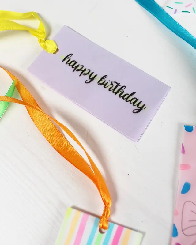 Du hast das perfekte Geschenk ausgewählt und es ist sorgfältig eingepackt, aber etwas fehlt noch, um es wirklich besonders zu machen - ein persönlicher DIY Geschenkanhänger! Statt einen langweiligen, gekauften Anhänger zu verwenden, warum nicht etwas Kreatives und Einzigartiges gestalten? In diesem Beitrag zeige ich dir, wie du mit wenigen Materialien wunderschöne Geschenkanhänger aus Papier basteln kannst. Ich habe außerdem Vorlagen erstellt, die du kostenlos verwenden kannst. Bunte Geschenkanhänger aus Papier basteln | Tinkerhome - Einfache DIYs für dein Zuhause