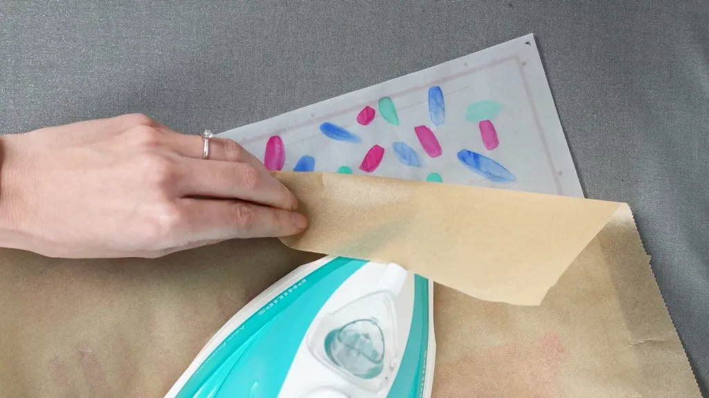 Du hast das perfekte Geschenk ausgewählt und es ist sorgfältig eingepackt, aber etwas fehlt noch, um es wirklich besonders zu machen - ein persönlicher DIY Geschenkanhänger! Statt einen langweiligen, gekauften Anhänger zu verwenden, warum nicht etwas Kreatives und Einzigartiges gestalten? In diesem Beitrag zeige ich dir, wie du mit wenigen Materialien wunderschöne Geschenkanhänger aus Papier basteln kannst. Ich habe außerdem Vorlagen erstellt, die du kostenlos verwenden kannst. Kreative DIY Geschenkanhänger aus Papier zum Ausdrucken - diy geschenkanhaenger basteln 1