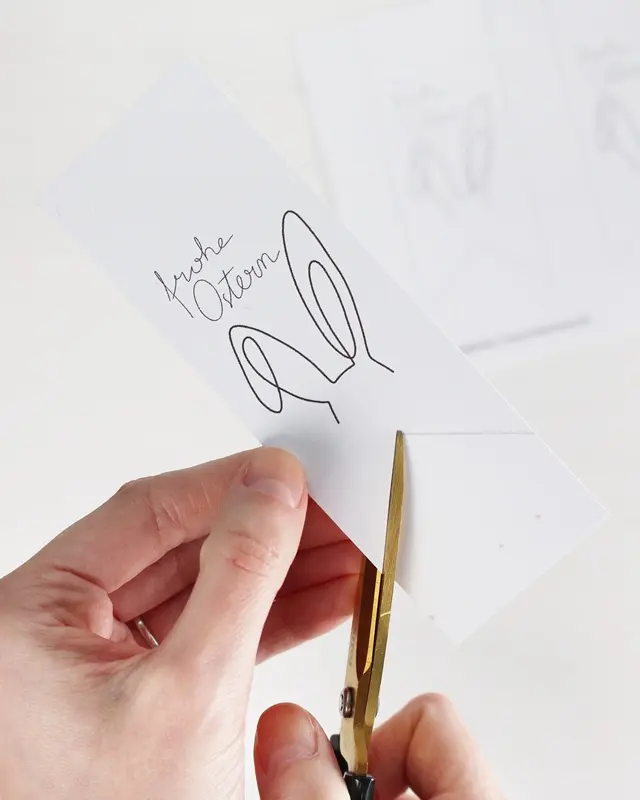 Du hast das perfekte Geschenk ausgewählt und es ist sorgfältig eingepackt, aber etwas fehlt noch, um es wirklich besonders zu machen - ein persönlicher DIY Geschenkanhänger! Statt einen langweiligen, gekauften Anhänger zu verwenden, warum nicht etwas Kreatives und Einzigartiges gestalten? In diesem Beitrag zeige ich dir, wie du mit wenigen Materialien wunderschöne Geschenkanhänger aus Papier basteln kannst. Ich habe außerdem Vorlagen erstellt, die du kostenlos verwenden kannst. Kreative DIY Geschenkanhänger aus Papier zum Ausdrucken - diy geschenkanhaenger basteln 6