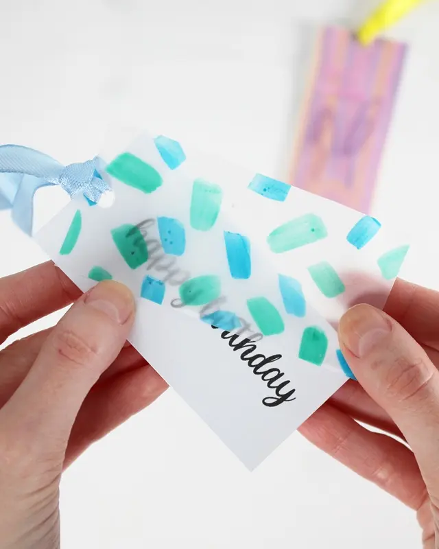 Du hast das perfekte Geschenk ausgewählt und es ist sorgfältig eingepackt, aber etwas fehlt noch, um es wirklich besonders zu machen - ein persönlicher DIY Geschenkanhänger! Statt einen langweiligen, gekauften Anhänger zu verwenden, warum nicht etwas Kreatives und Einzigartiges gestalten? In diesem Beitrag zeige ich dir, wie du mit wenigen Materialien wunderschöne Geschenkanhänger aus Papier basteln kannst. Ich habe außerdem Vorlagen erstellt, die du kostenlos verwenden kannst. DIY Geschenkanhänger aus Papier basteln | Tinkerhome - Einfache DIYs für dein Zuhause